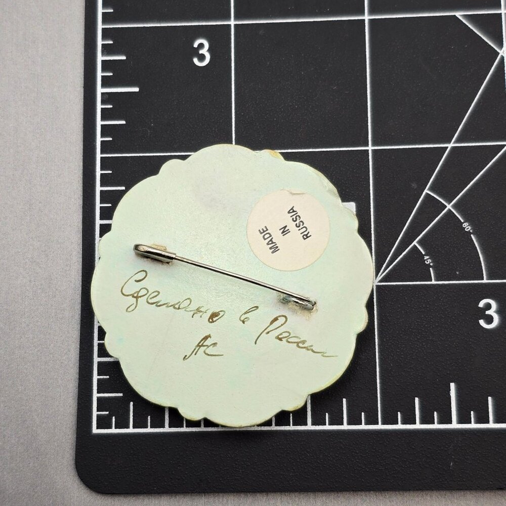 Vintage Hand Painted Russian Lacquer Brooch Wood Signed Scalloped 2" - Picture 4 of 5